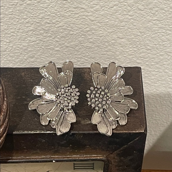 Jewelry - Silver Floral Earrings